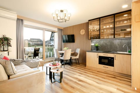 TV and multimedia, Kitchen or kitchenette, Living room, Seating area, Dining area, stove