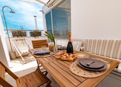 Patio, Day, View (from property/room), Balcony/Terrace, Food and drinks, Dining area, Food, Sea view, Drinks