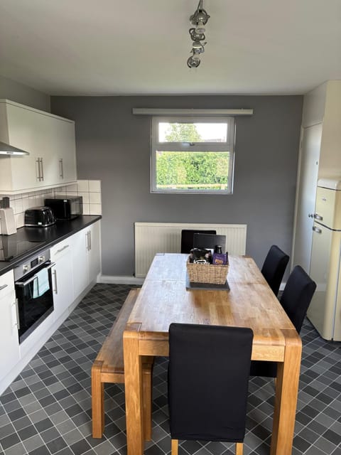 Kitchen or kitchenette, Dining area, oven, pet friendly