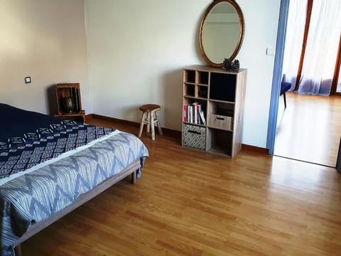 Photo of the whole room, Bedroom