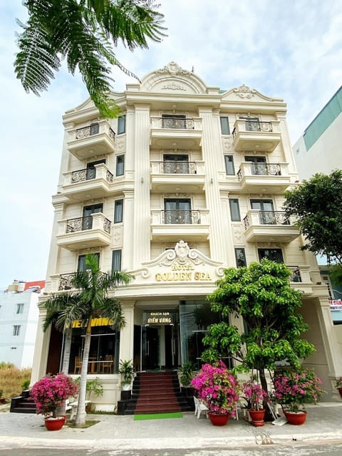 Property building, Facade/entrance, Day, Garden