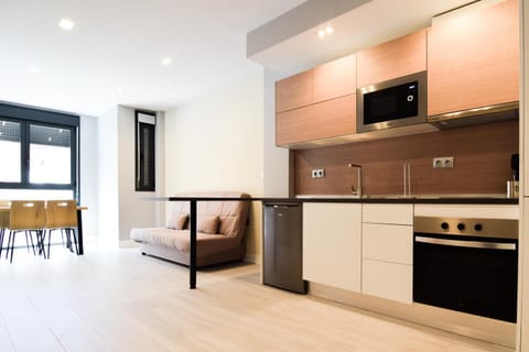 Kitchen or kitchenette, Dining area, minibar, pet friendly