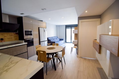 TV and multimedia, Kitchen or kitchenette, Living room, Photo of the whole room, Dining area, minibar, pet friendly, stove