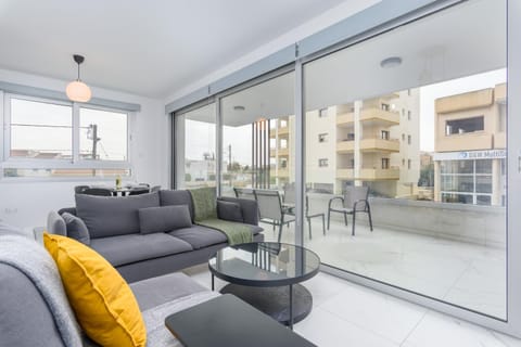 Balcony/Terrace, Living room, Seating area, Dining area