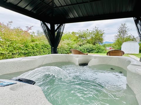 All Seasons Cottage - Game Room - Firepit By Zen Living Short Term Rental House in Luray