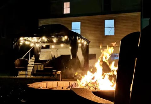 All Seasons Cottage - Game Room - Firepit By Zen Living Short Term Rental House in Luray