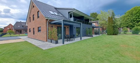 Property building, Spring, Day, Natural landscape, Garden, Garden view