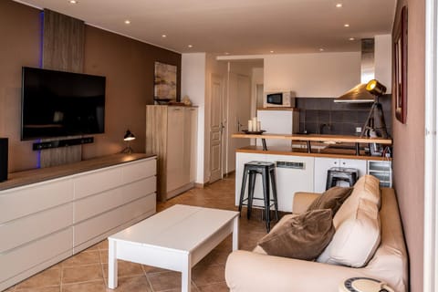 TV and multimedia, Kitchen or kitchenette, Living room