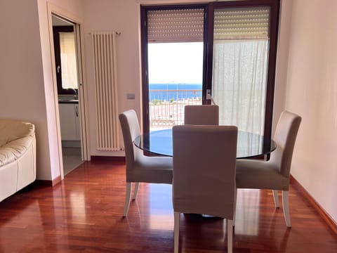 Natural landscape, Living room, Photo of the whole room, Seating area, Dining area