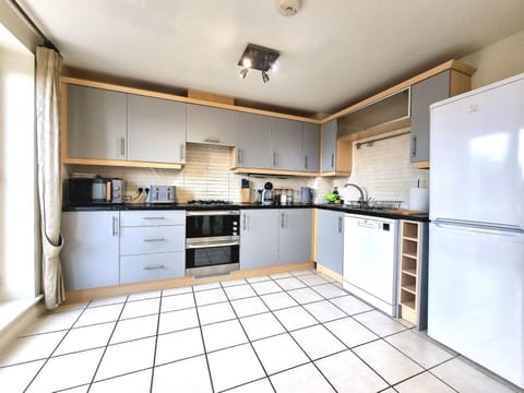 Coffee/tea facilities, Kitchen or kitchenette, dishwasher, oven, stove, toaster