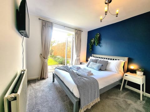 Bed, TV and multimedia, Photo of the whole room, Bedroom