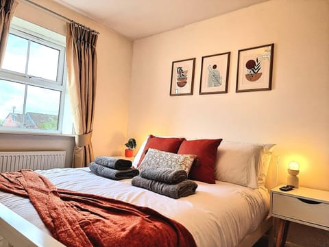 Bed, Photo of the whole room, Bedroom, internet, towels