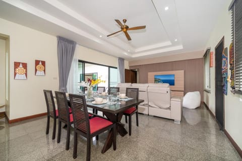 TV and multimedia, Living room, Seating area, Dining area, fireplace