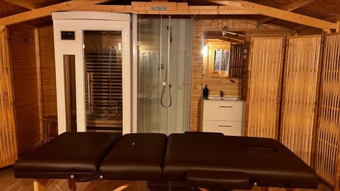 Roulotte Natiraa avec sauna et piscine Bed and Breakfast in Tarascon