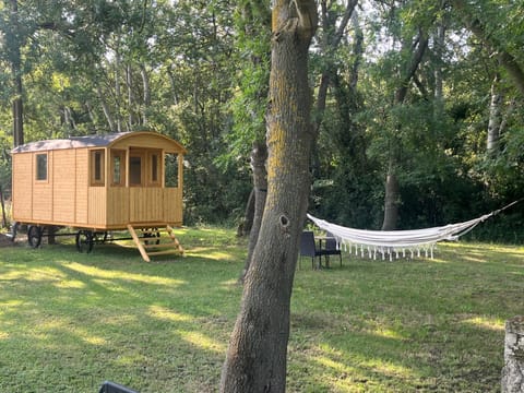 Roulotte Natiraa avec sauna et piscine Bed and Breakfast in Tarascon