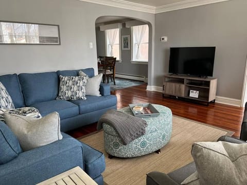Communal lounge/ TV room, TV and multimedia, Living room, Seating area
