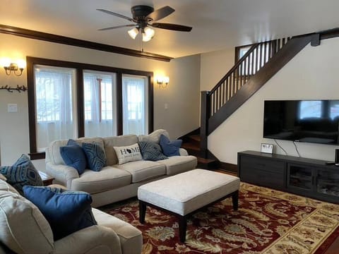 Communal lounge/ TV room, TV and multimedia, Living room, Seating area, fireplace