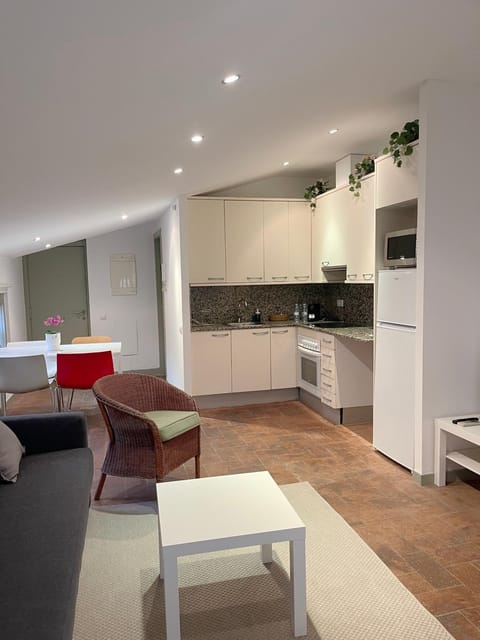 Kitchen or kitchenette, Living room, Dining area, minibar, pet friendly