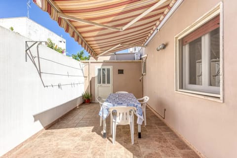 Patio, Day, Dining area