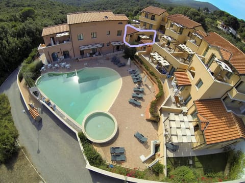 Property building, Day, Natural landscape, Bird's eye view, Pool view, Swimming pool, sunbed