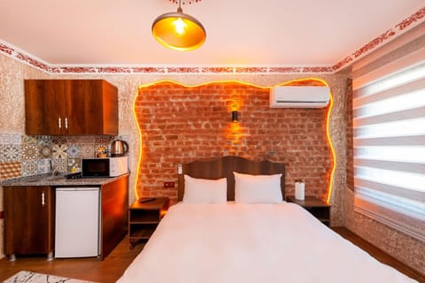 Bed, Kitchen or kitchenette, Photo of the whole room, Bedroom, minibar, oven, air conditioner