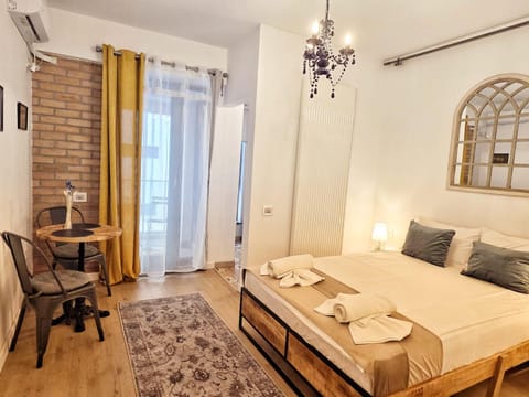 Bed, Living room, Photo of the whole room, Dining area, Bedroom, air conditioner