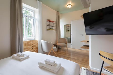 TV and multimedia, Seating area, Bedroom, hair dresser, towels