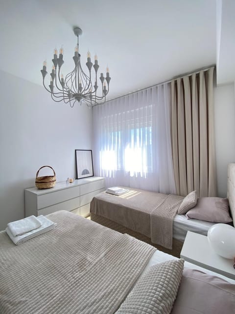 Photo of the whole room, Bedroom, towels