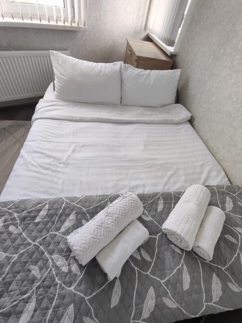 Bed, Bedroom, towels