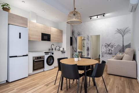 Seating area, Dining area