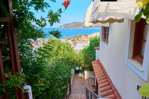 Facade/entrance, Balcony/Terrace, Sea view