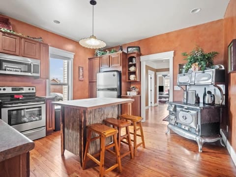 Kitchen or kitchenette, Dining area, oven, stove, toaster