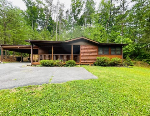 Smoky Mountain Enchanting Haven 3BR2BA Cabin Cabin in Sevier County