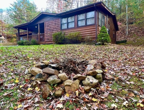 Smoky Mountain Enchanting Haven 3BR2BA Cabin Cabin in Sevier County