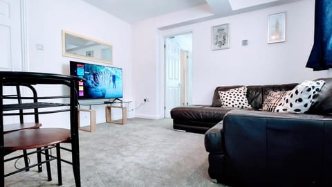 TV and multimedia, Living room, Seating area, Evening entertainment