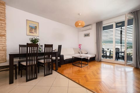 Living room, Seating area, Dining area, air conditioner