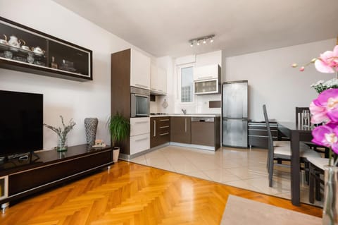 TV and multimedia, Kitchen or kitchenette, Dining area