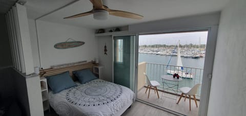Bed, Natural landscape, View (from property/room), Balcony/Terrace, Photo of the whole room, Bedroom, Sea view, fireplace