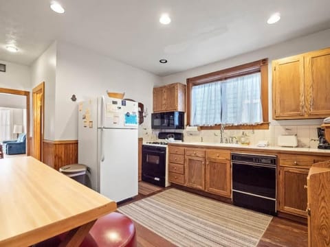 Kitchen or kitchenette, oven