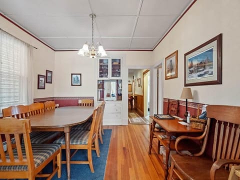 Seating area, Dining area