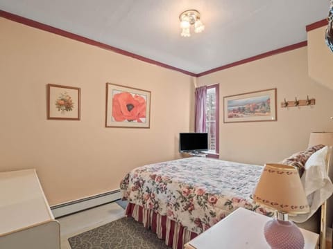 Bed, TV and multimedia, Bedroom