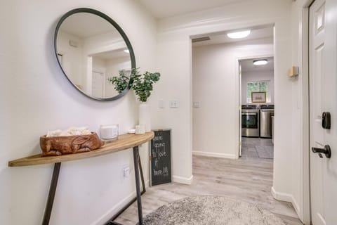 2 Mi to Lake Sammamish State Park! Modern Duplex House in Issaquah