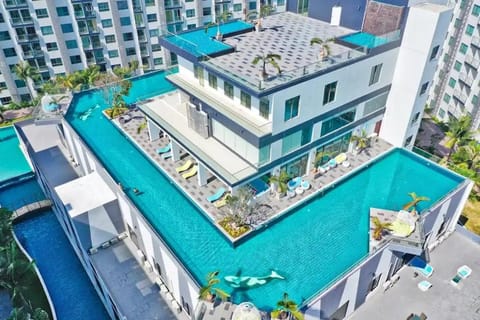 Property building, Patio, Day, Bird's eye view, Swimming pool, sunbed