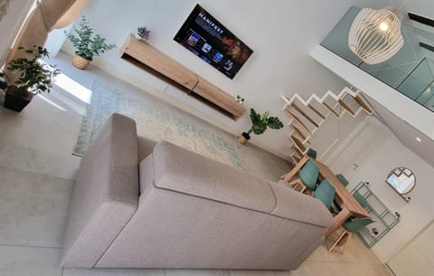 TV and multimedia, Living room, Seating area, Dining area