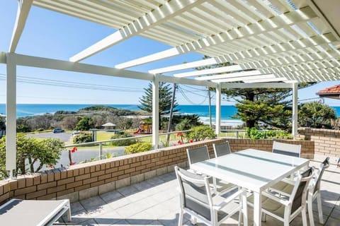 Patio, Natural landscape, View (from property/room), Balcony/Terrace, Dining area, Sea view