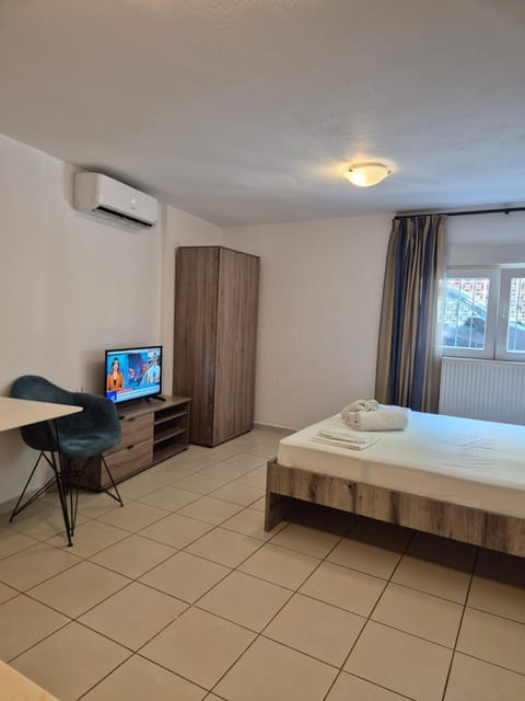 Bed, TV and multimedia, Living room, Photo of the whole room, Seating area, Bedroom, air conditioner