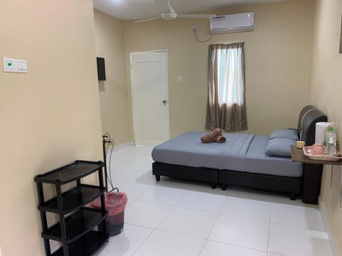 Bed, Photo of the whole room, fireplace, air conditioner