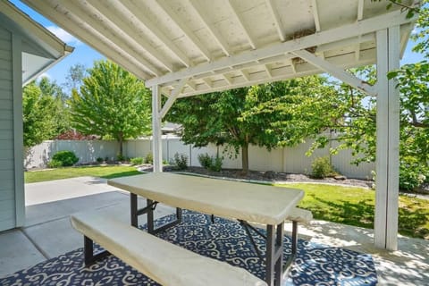 Large Nampa Gathering! Basketball courts Community House in Nampa