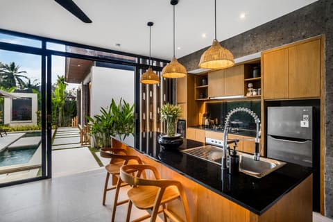 Coffee/tea facilities, Kitchen or kitchenette, oven, stove