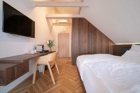 Bed, TV and multimedia, Photo of the whole room, Bedroom, hair dresser, wardrobe, air conditioner